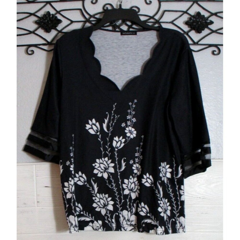 Just Fashion Now Women's Top Size M 3/4 Sleeve Black Floral V Neck
